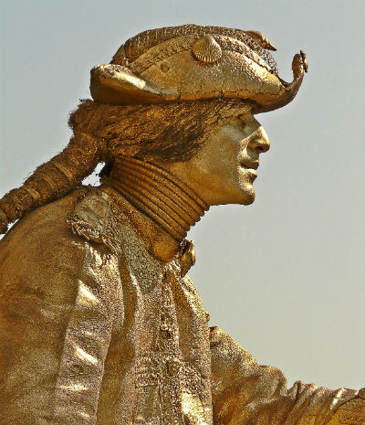 Street Artist Gold Statue